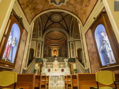 Tra le cappelle laterali spicca il cosiddetto Cappellone della Madonna di Costantinopoli, costruito nel 1832 e costituito da due ambienti strutturati su altrettanti piani e comunicanti tramite scale in marmo affiancate da balaustre